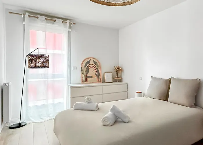 T3 Moderne, Balcon, Parking, Proche Centre *